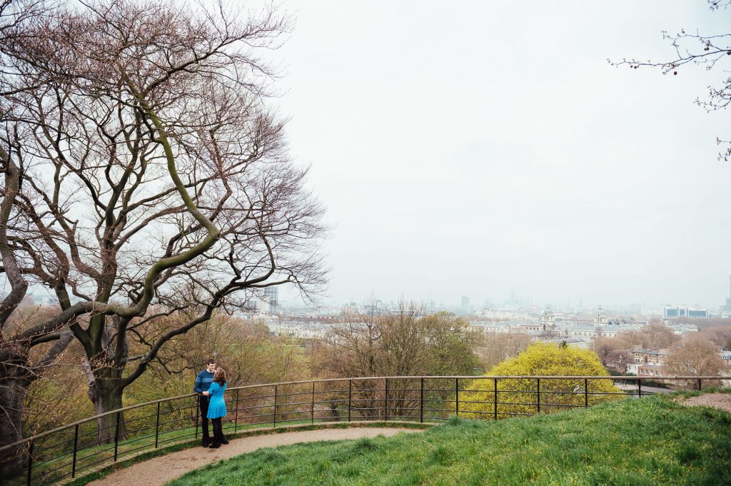 Relaxed couples portrait in the landscape of Greenwich Park