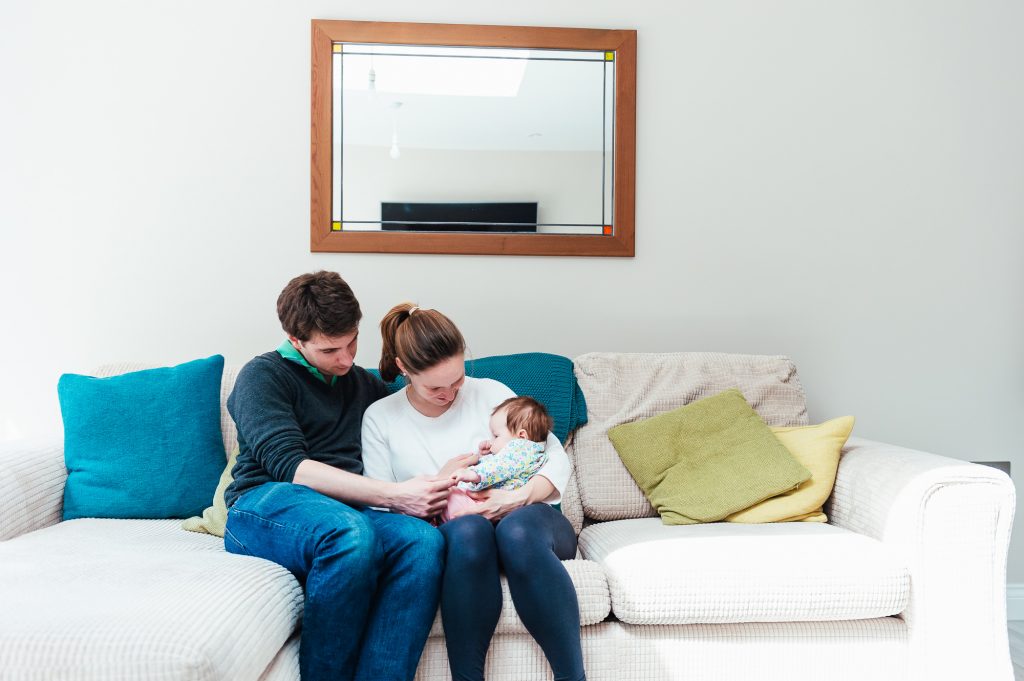 Relaxed family portrait, relaxed family photography