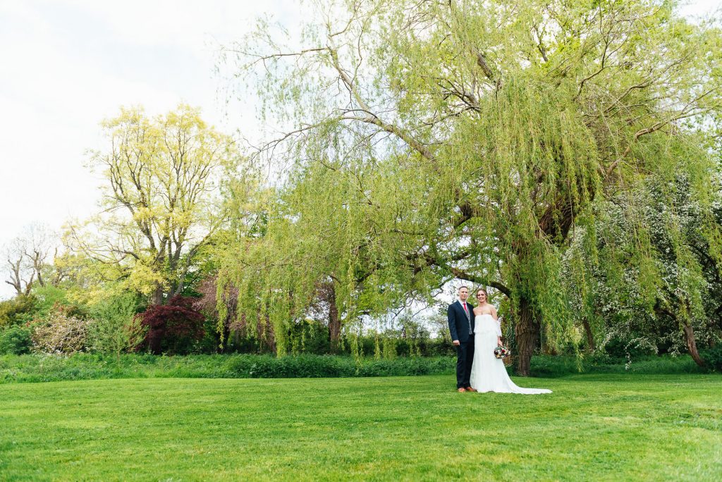 Natural couples portrait by a beautiful willow tree