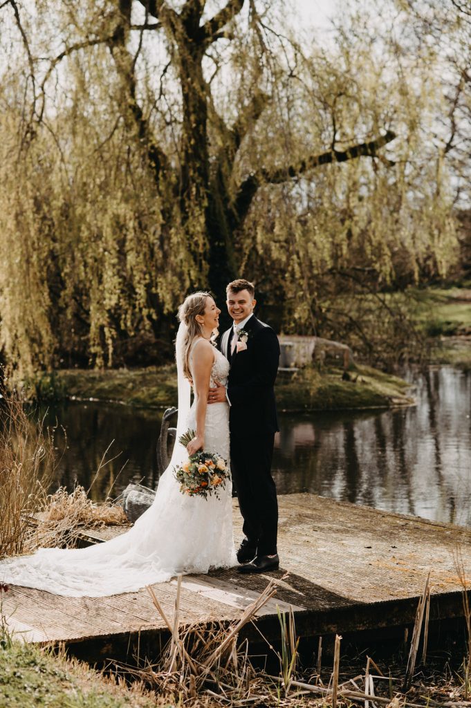 Natural and Romantic Wedding Portrait on The Lake