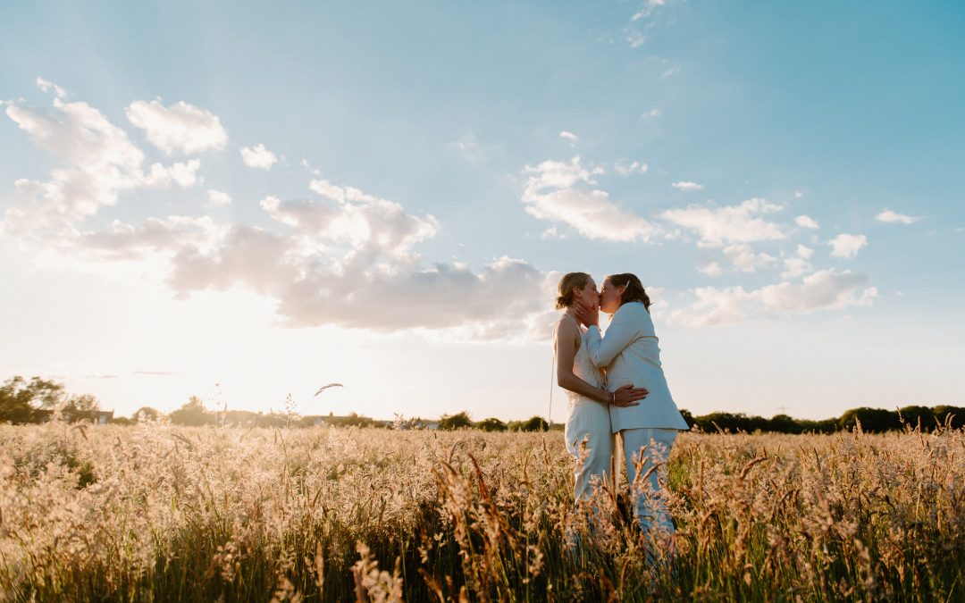 Surrey Wedding Photography – Fabulous Outdoor Barn Wedding